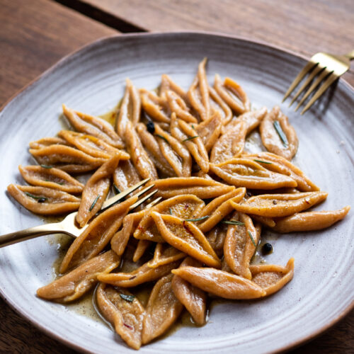 https://pastaetal.com/wp-content/uploads/2022/10/smoked-paprika-foglie-dulivo-in-a-brown-butter-sauce-with-saffron-rosemary-mountain-pepper-berries-and-fennel-seeds-pasta-et-al-500x500.jpg